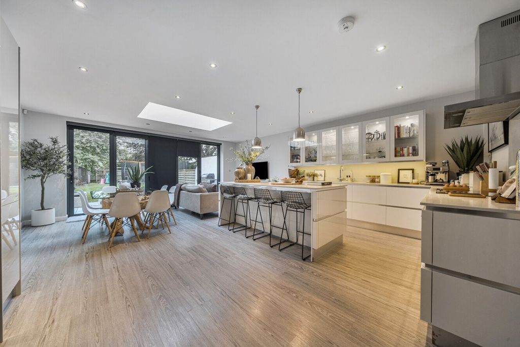 Property photo 2 of 20 Picture No. 15