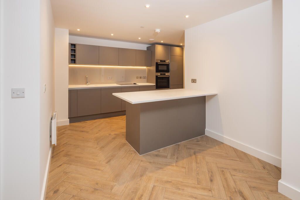 Property photo 1 of 6 2 Bed Flat To Rent Waddon New Road, Croydon Cr0