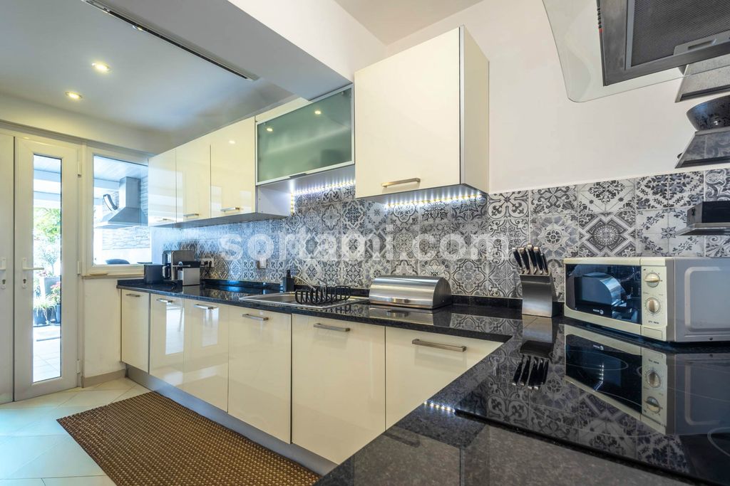 Property photo 3 of 42