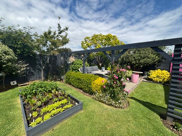 Property photo 2 of 18 Kitchen Garden