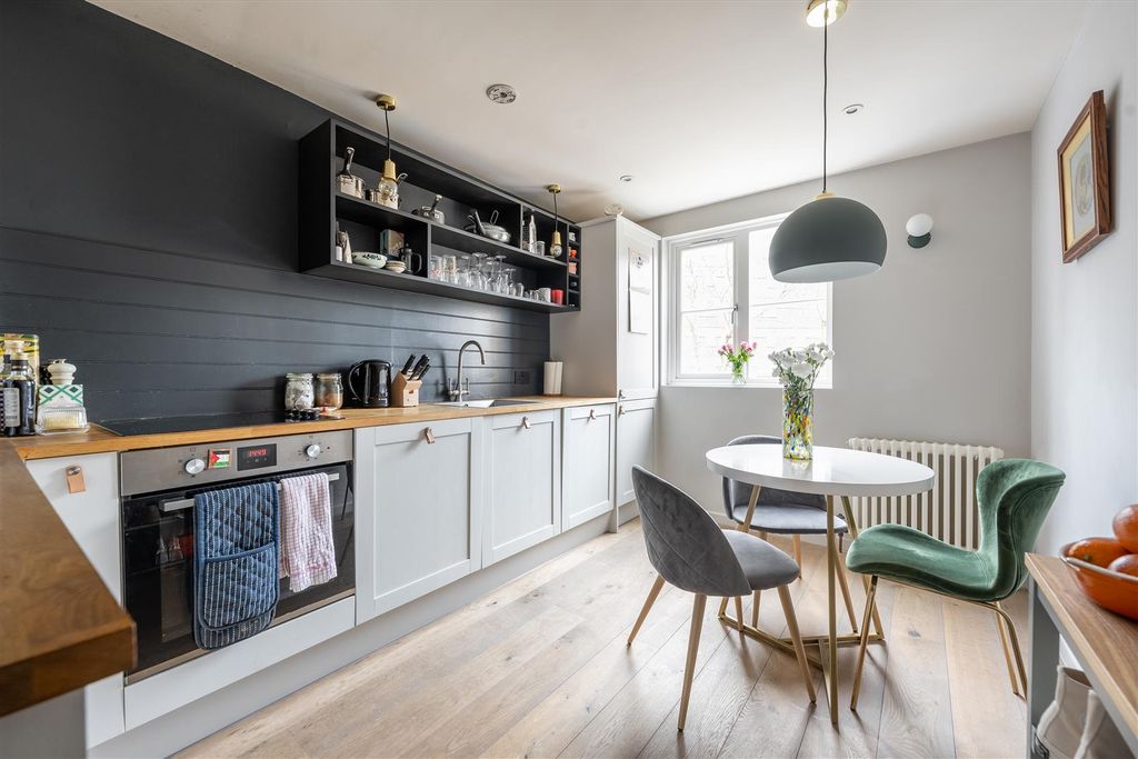 Property photo 2 of 19 Darnley Road, E9