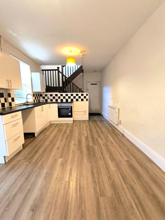 Property photo 3 of 10 Reception/Kitchen