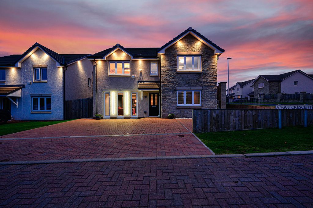 Property photo 2 of 34 Twilight Front