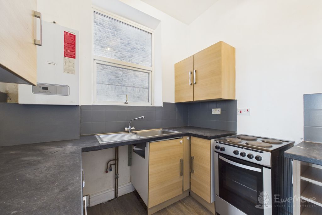 Property photo 3 of 10 Kitchen