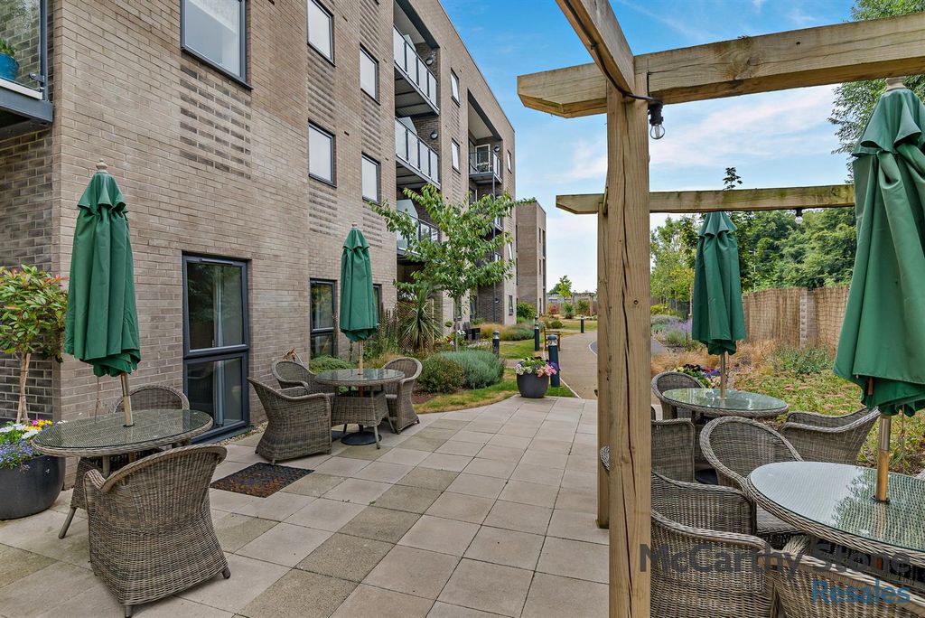 Property photo 1 of 20 Communal Gardens