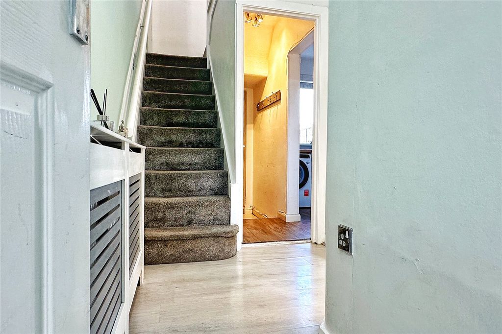 Property photo 2 of 24 Entrance Hall