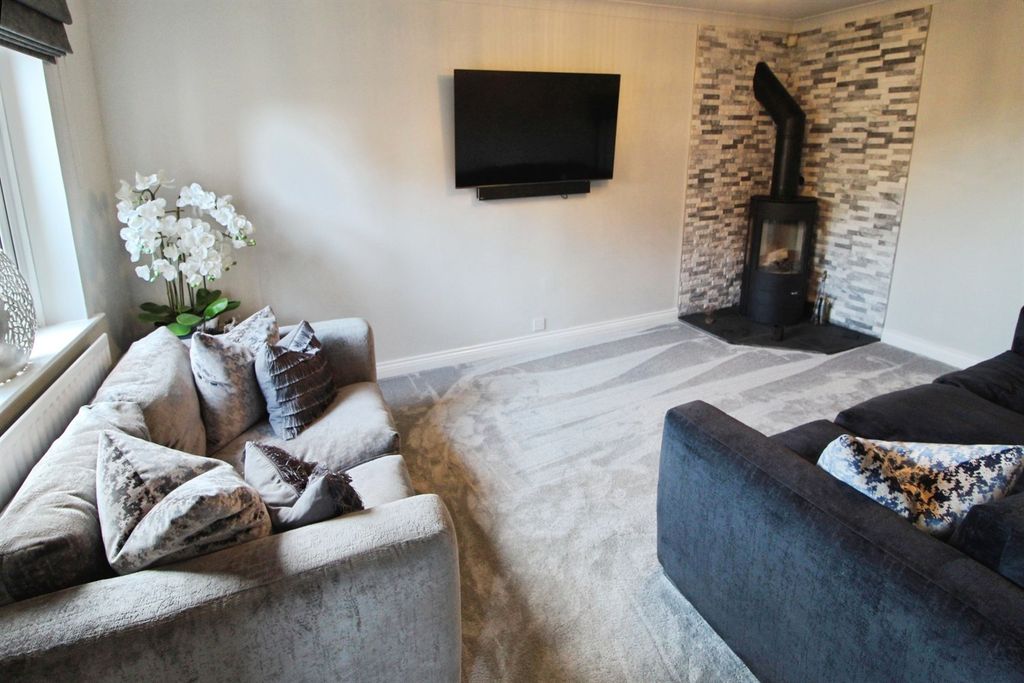 Property photo 2 of 19 Lounge