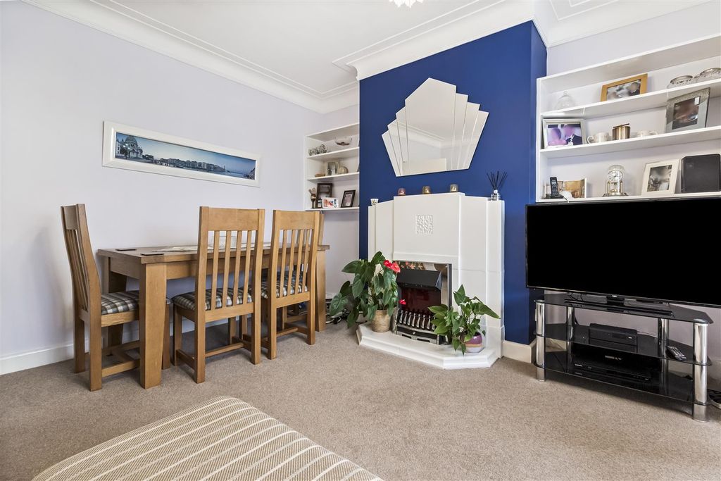 Property photo 2 of 18 15 Hastings Court-002.Jpg