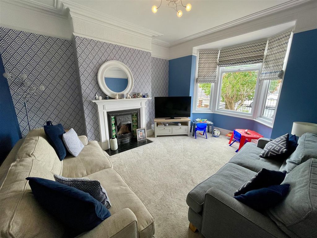 Property photo 3 of 8 Lounge