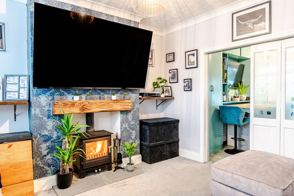 Property photo 3 of 22 Lounge2