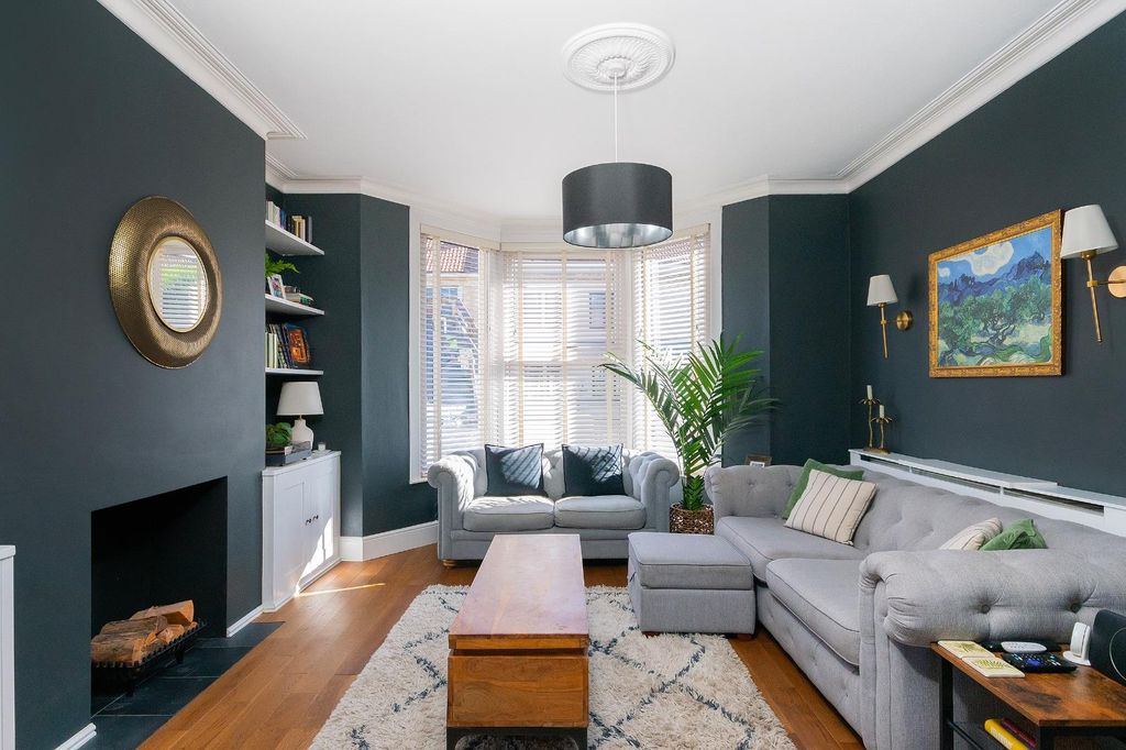 Property photo 1 of 32 1W4R2Bn - Living Room E.Jpg