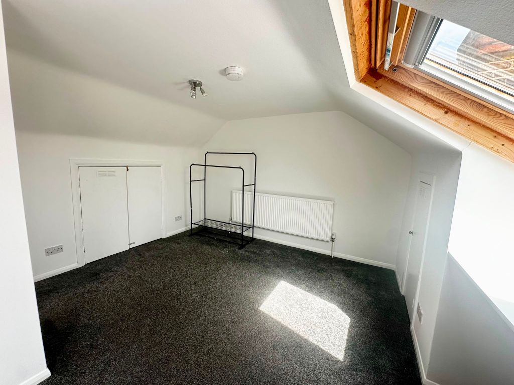 Property photo 3 of 17 Large Loft Room - £995