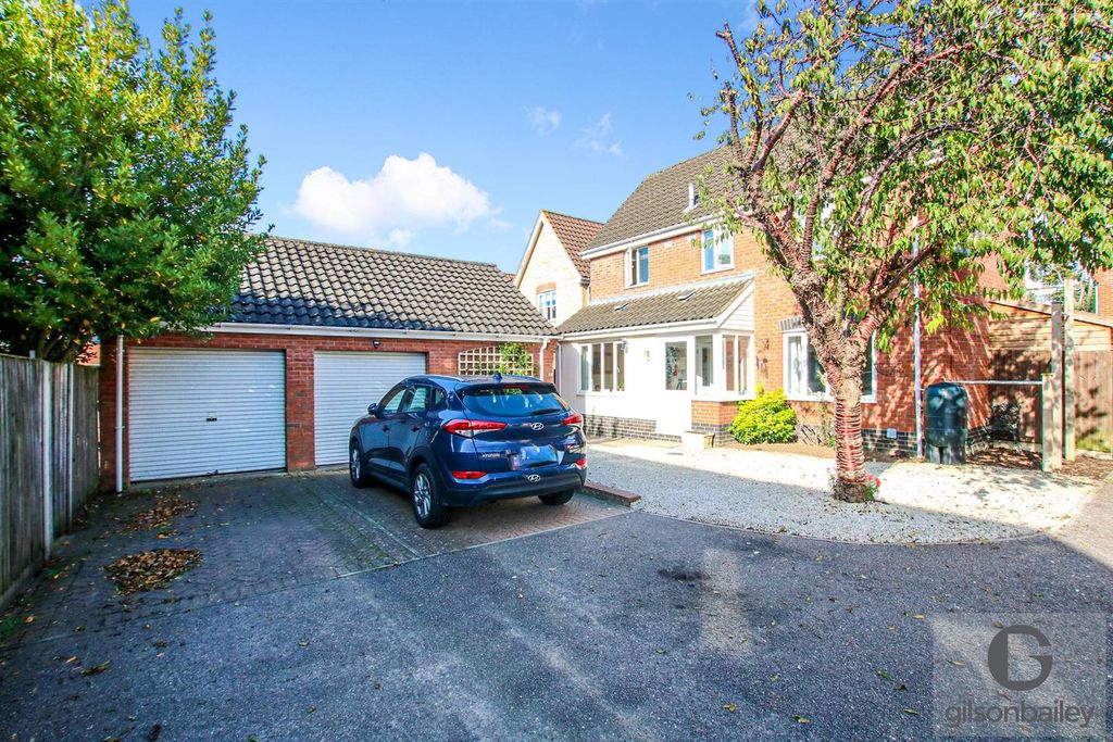 Property photo 1 of 10 25 Pym Close Front