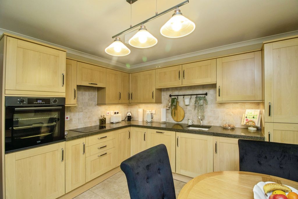 Property photo 2 of 19 Apartment Kitchen