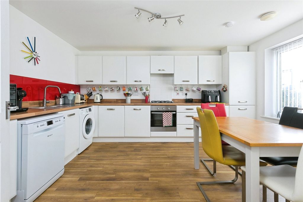 Property photo 2 of 17 Picture No. 16