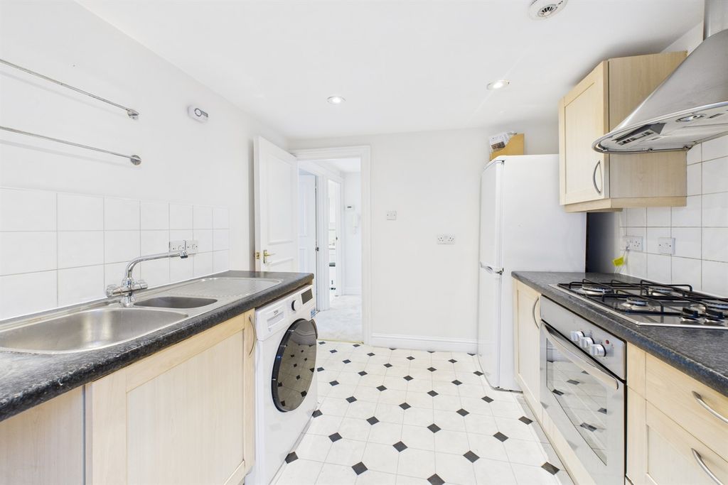 Property photo 3 of 9 Kitchen