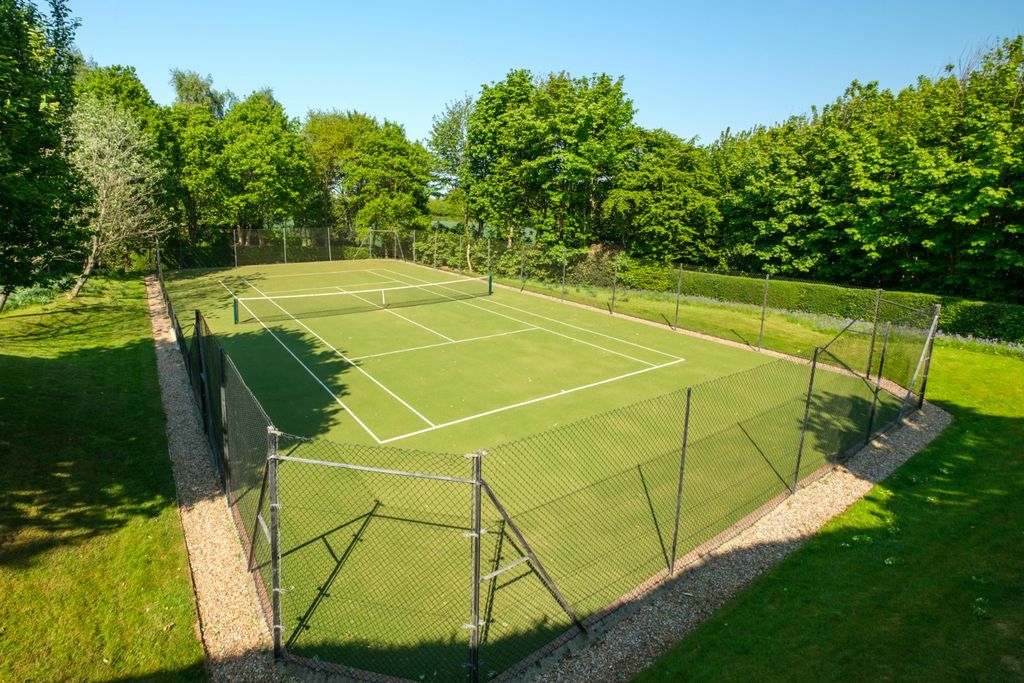 Property photo 2 of 19 Tennis Court