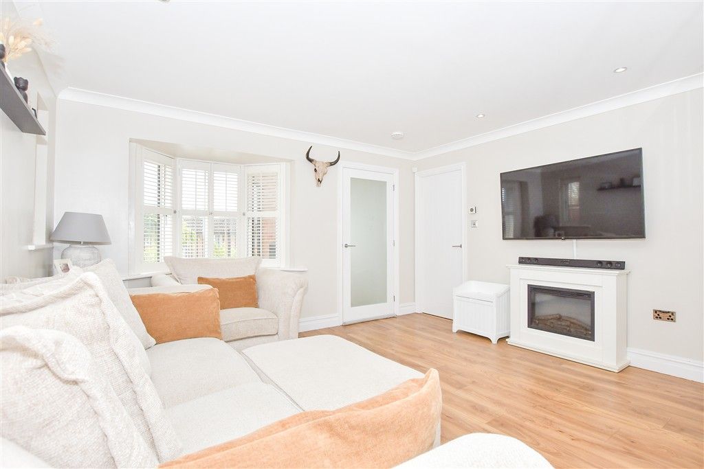 Property photo 3 of 13 Lounge