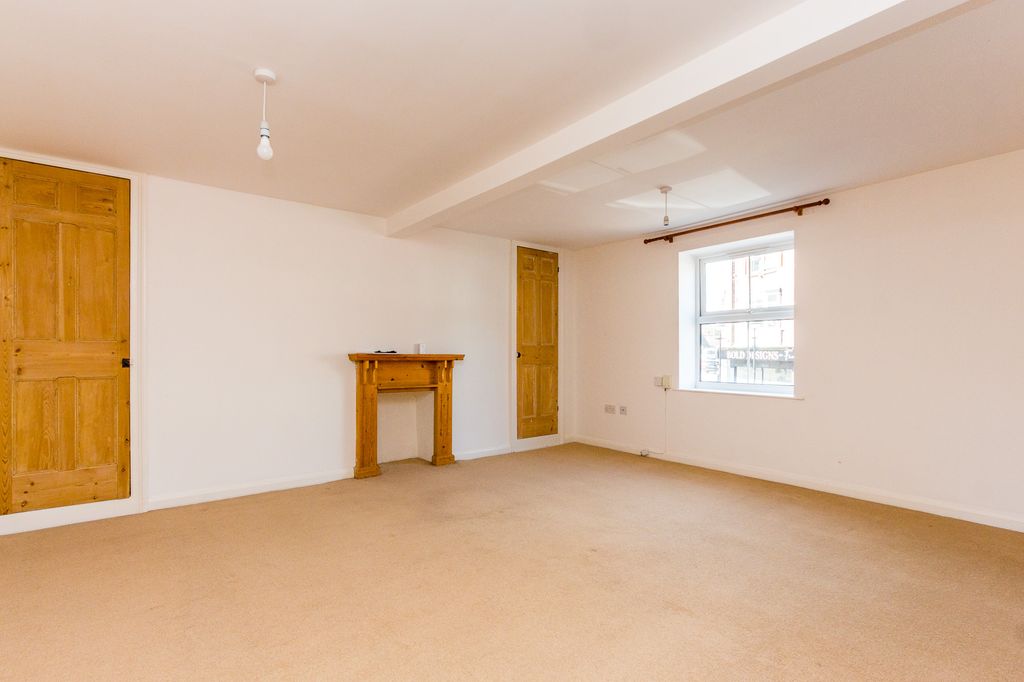 Property photo 2 of 12 Lounge Area