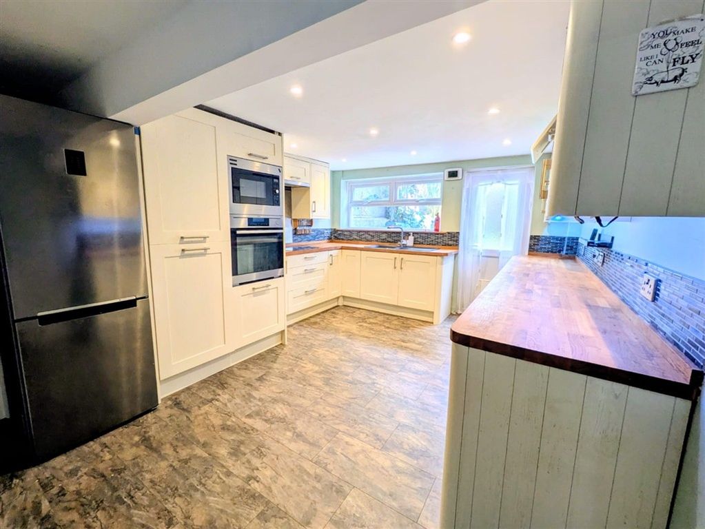 Property photo 1 of 10 Kitchen