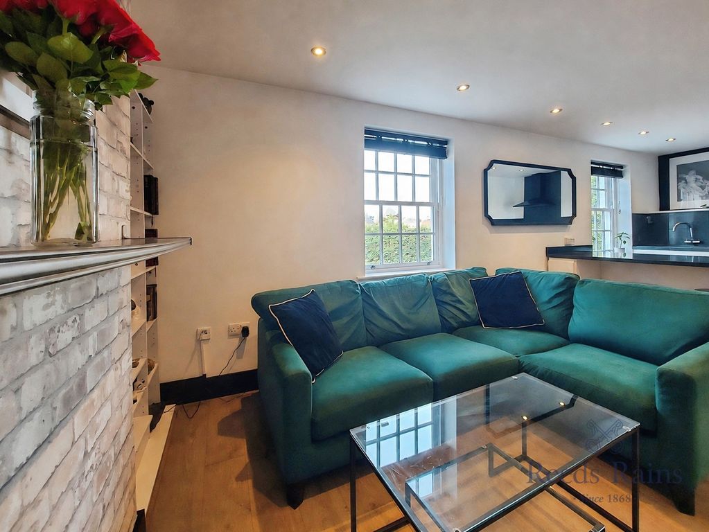 Property photo 3 of 16 Lounge