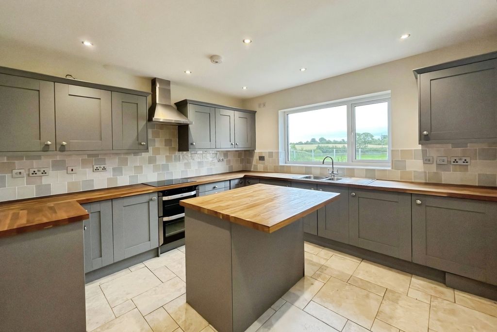 Property photo 3 of 10 Kitchen