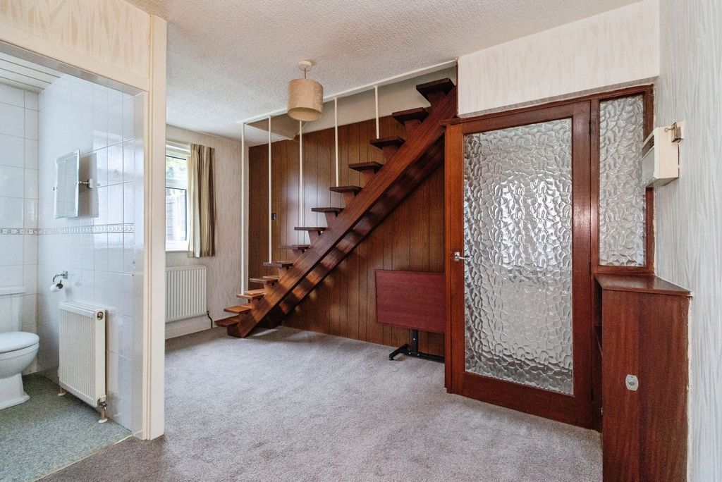 Property photo 3 of 16 Entrance Hall