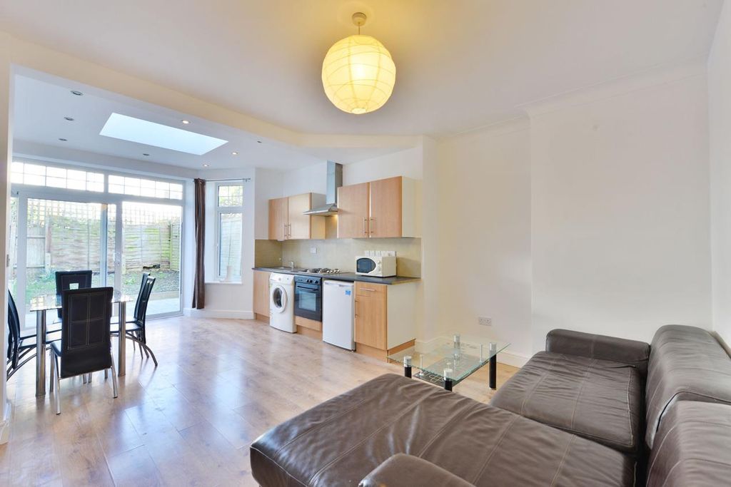 Property photo 2 of 12 2@32 Clifton Gdns.01.Jpg