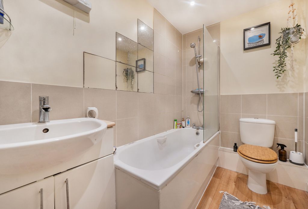 Property photo 3 of 12 1382668-15-691c89...