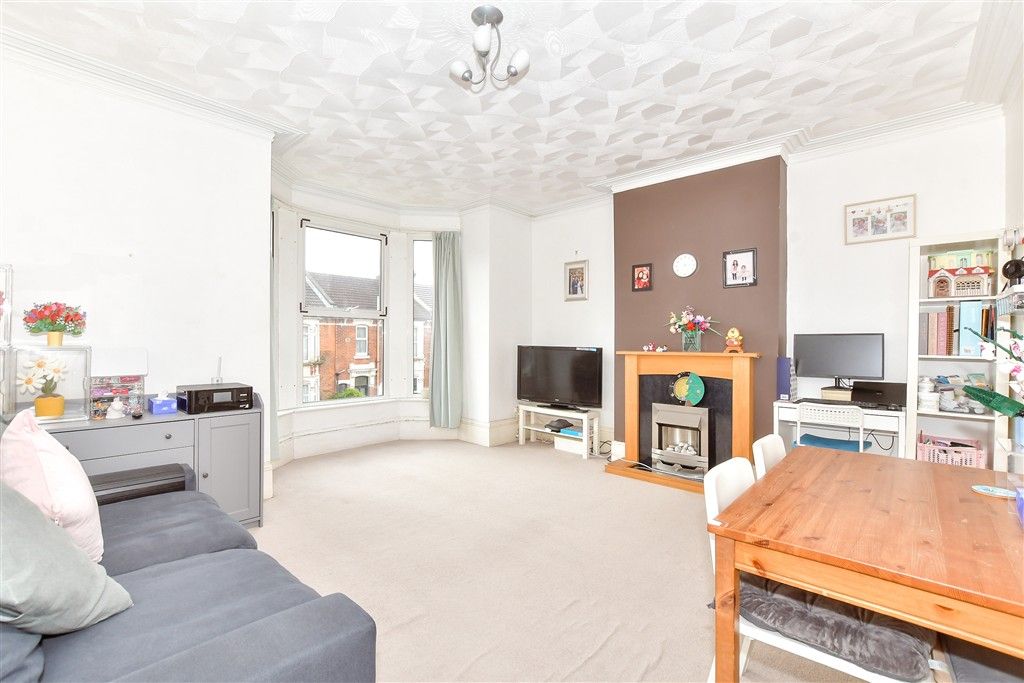 Property photo 2 of 6 Lounge