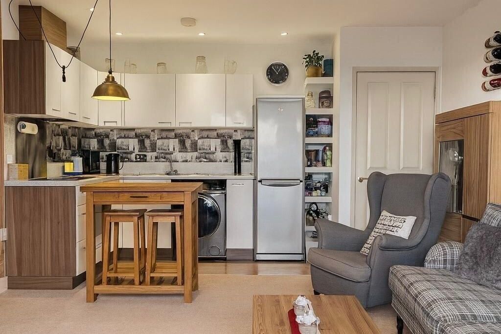 Property photo 2 of 12 Living Room/Kitchen