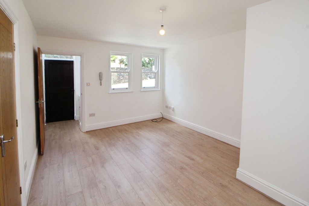 Property photo 3 of 7 Pbox-Img.Jpg