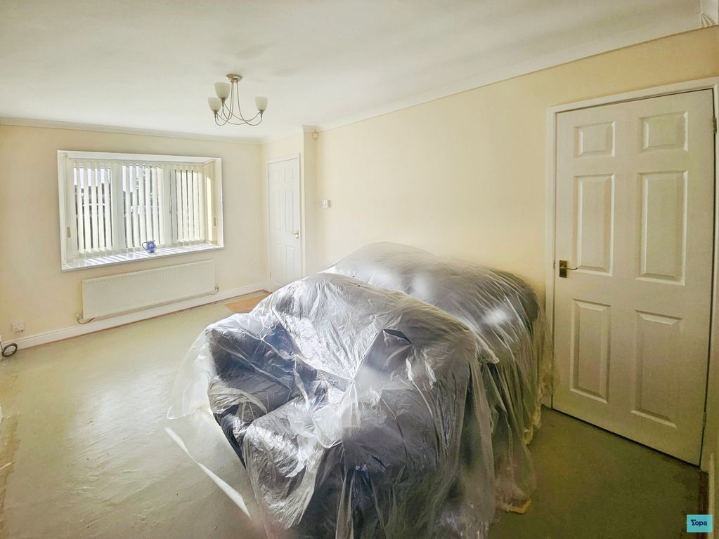 Property photo 3 of 18 Lounge