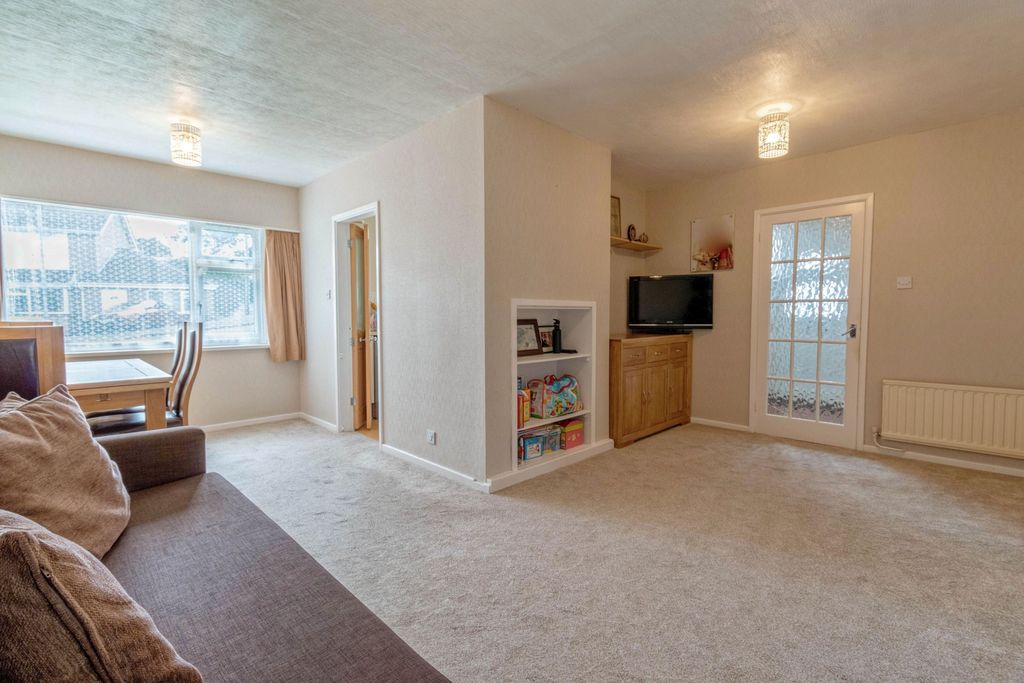 Property photo 2 of 20 Living Room 4