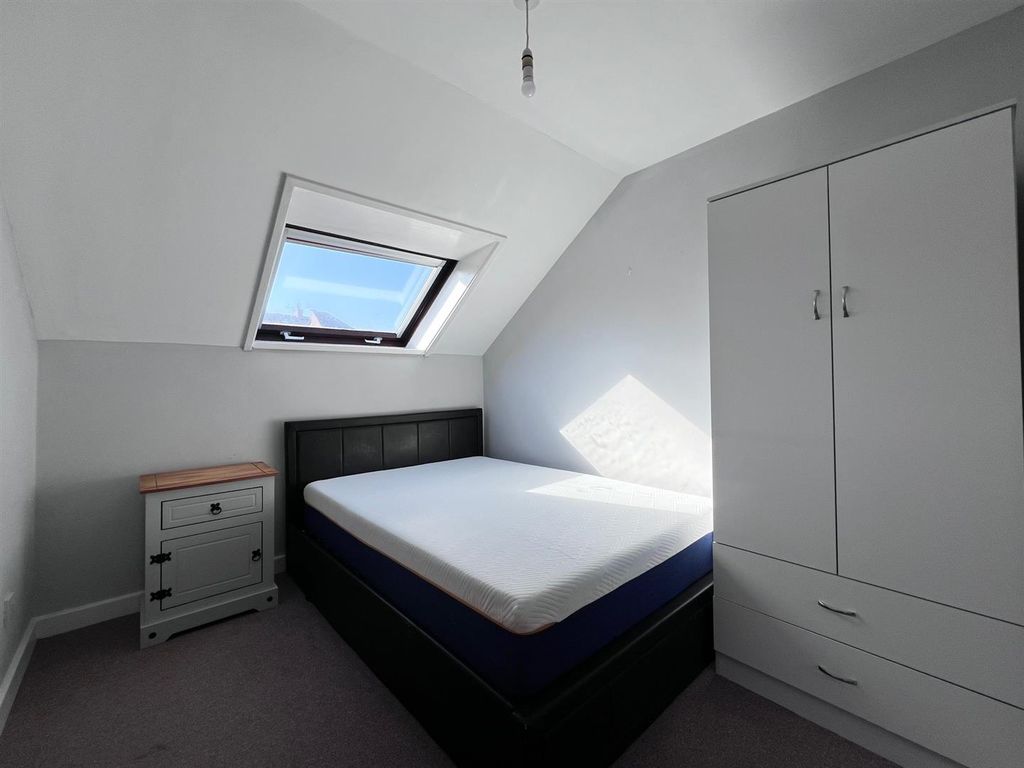 Property photo 3 of 6 Bed1.Jpg