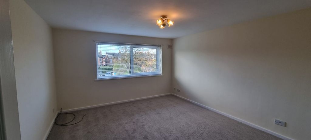 Property photo 3 of 8 Livingroom