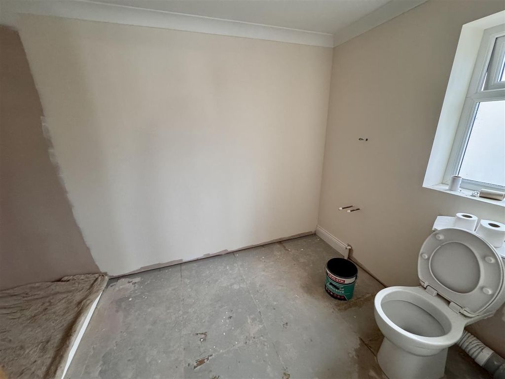 Property photo 3 of 9 En Suite