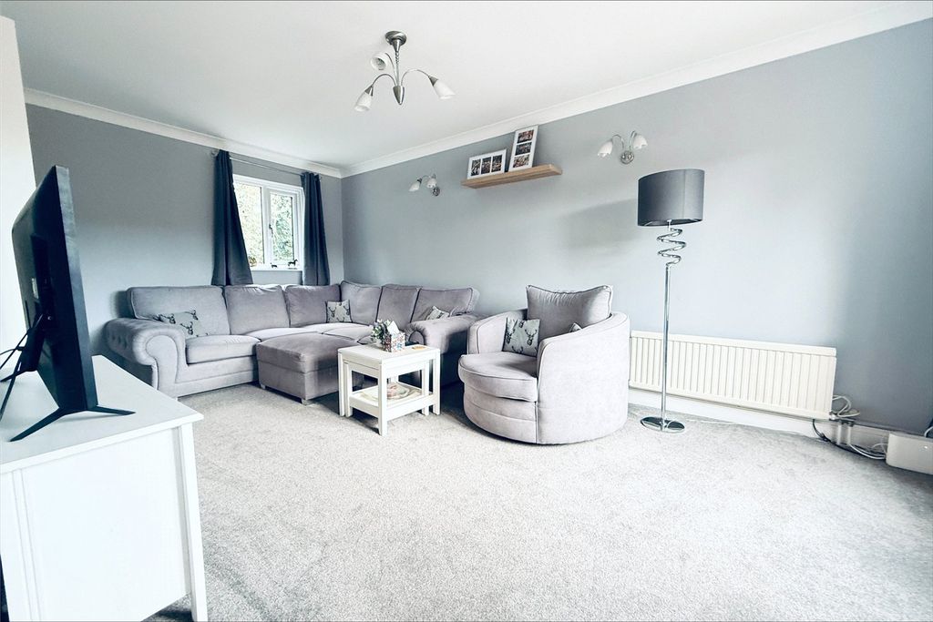 Property photo 2 of 17 Living Room Photo 3