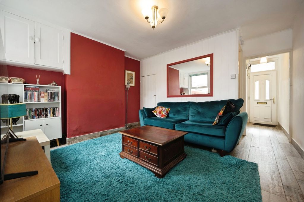 Property photo 2 of 14 Lounge