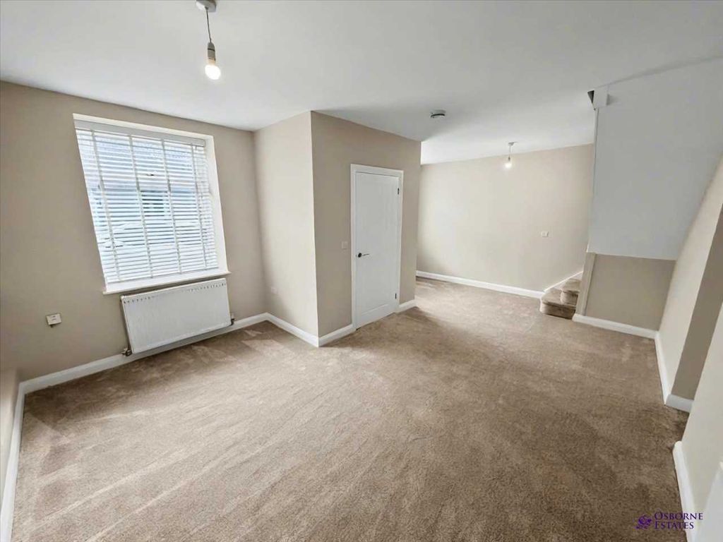 Property photo 3 of 16 Lounge