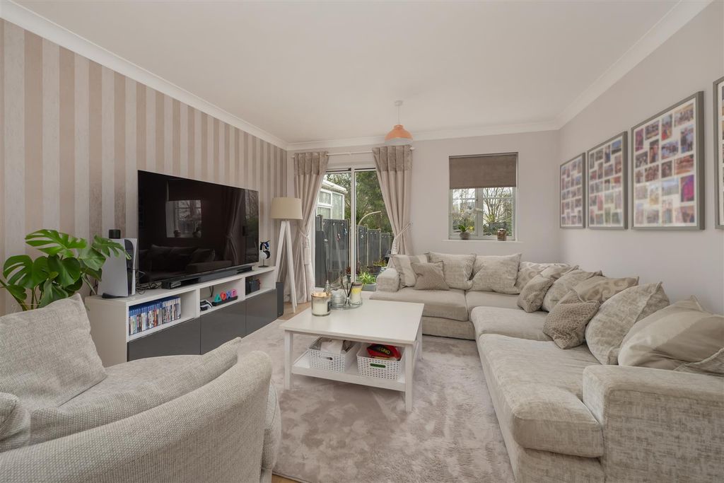 Property photo 2 of 21 Emelina Way, Whitstable