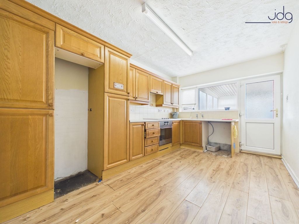 Property photo 3 of 12 Kitchen