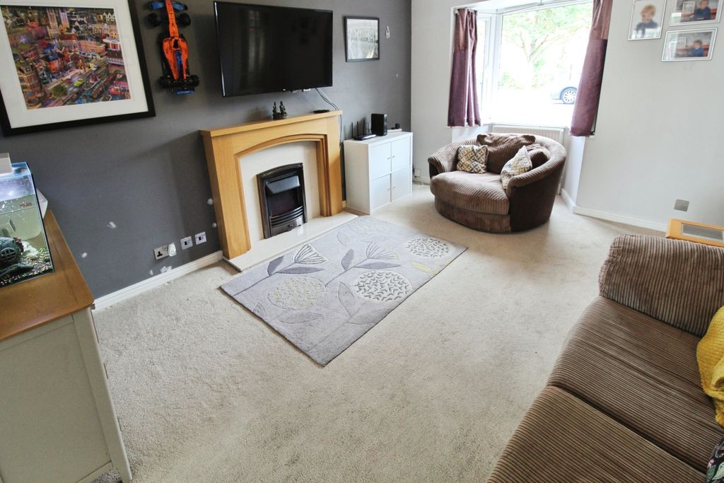 Property photo 3 of 17 Lounge