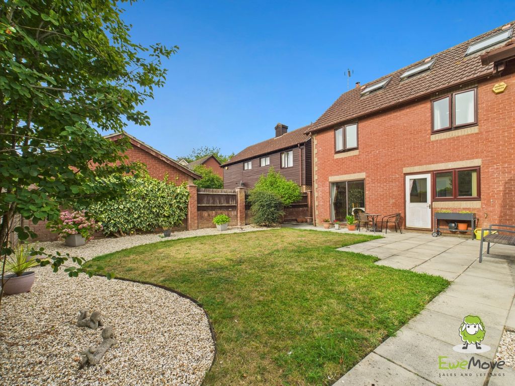 Property photo 2 of 26 Ewemove Basingstoke Olivers Close