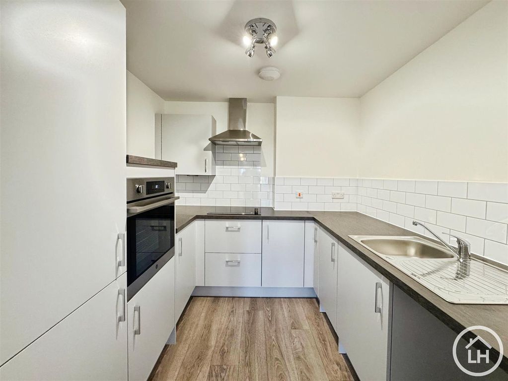 Property photo 3 of 11 Kitchen