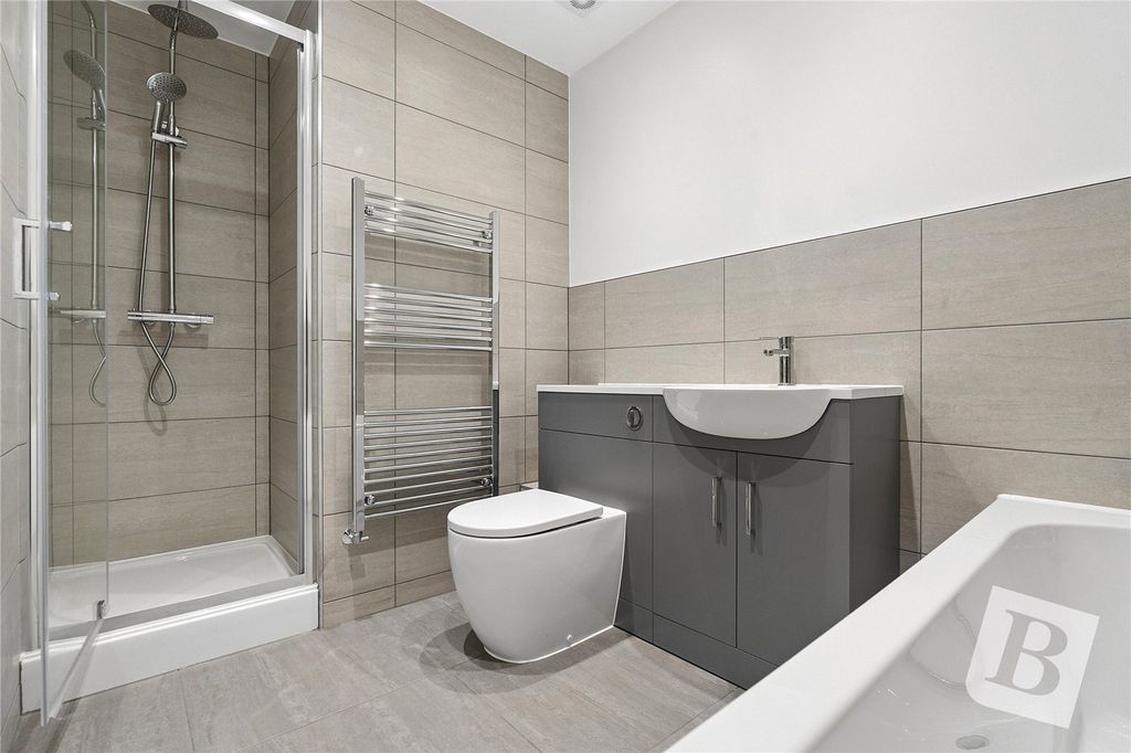 Property photo 2 of 11 Bathroom
