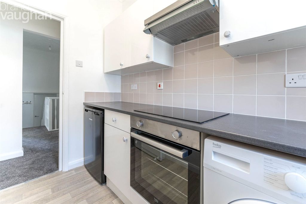 Property photo 3 of 8 Kitchen