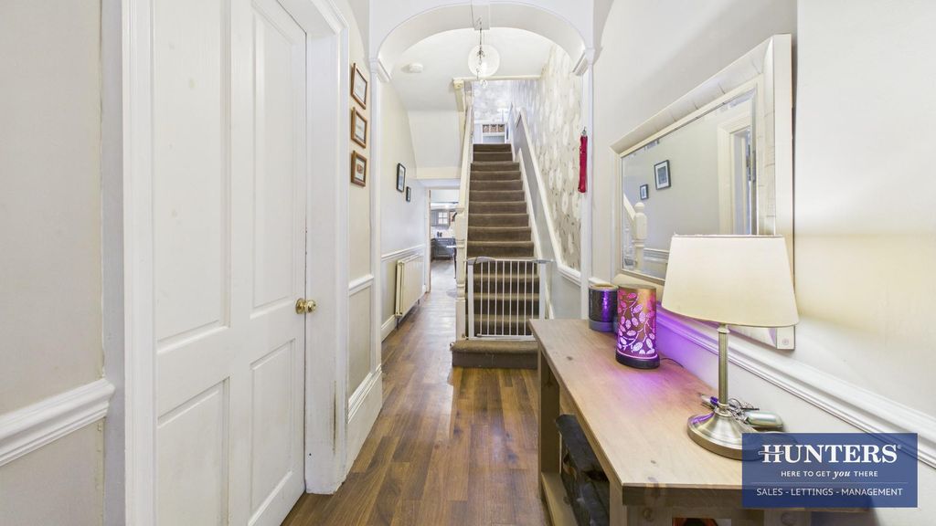 Property photo 2 of 17 Hallway