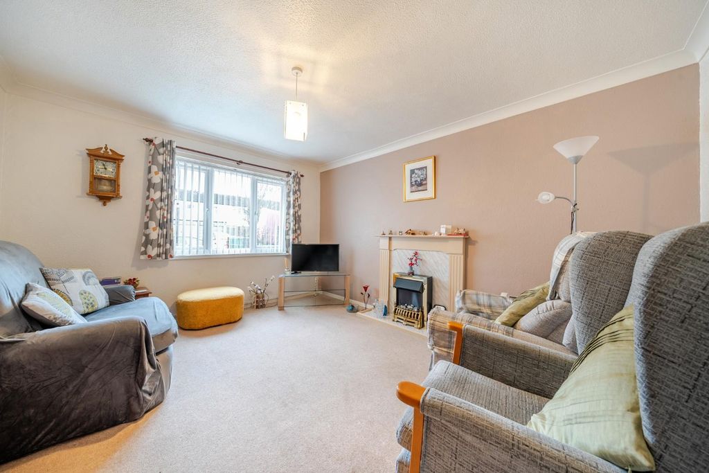 Property photo 2 of 10 Living Room