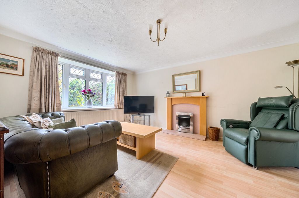 Property photo 2 of 20 1372641-11-690484...